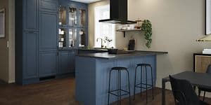 EPOQ kök i Heritage BlueGrey med mörkgrå laminat bänkskiva, svart fläkt, skåpdörrar i glas och barstolar.