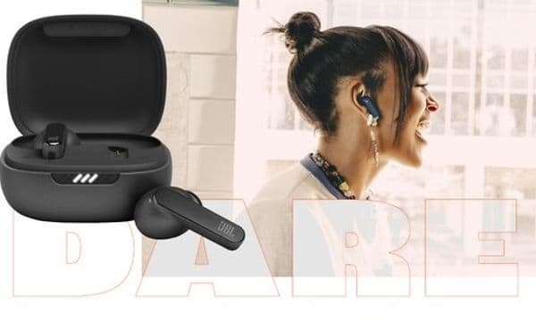 JBL True Wireless Live pro 2 ørepropper i øret på en kvinne