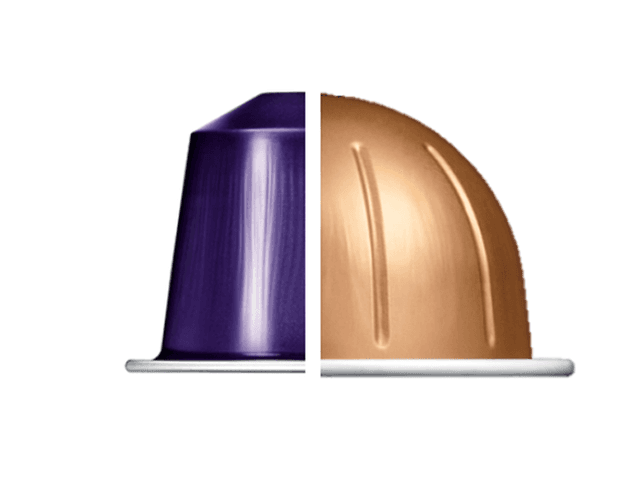 Nespresso kapsel delt i to og viser halvdelen av en Vertuo-kaffekapsel og en Original-kaffekapsel