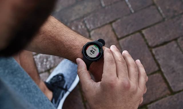 En mann ser på sin Garmin Forerunner sportsklokke