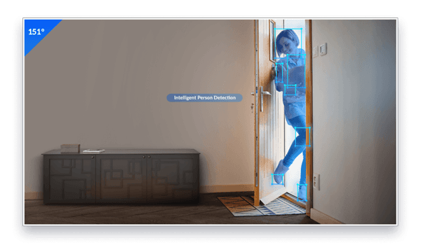 En kvinna är på väg att gå in i ett hem och upptäcks av D-link Full HD-säkerhetskamera med dess intelligenta persondetektering