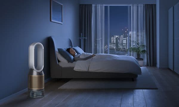 Dyson Air Multiplier -ilmanpuhdistin yötilassa makuuhuoneessa, sängyssä nukkuvan naisen vieressä
