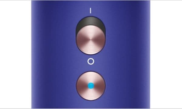 Lähikuva Dyson Supersonic -hiustenkuivaajan Cold air -kylmävirtausvalinnasta