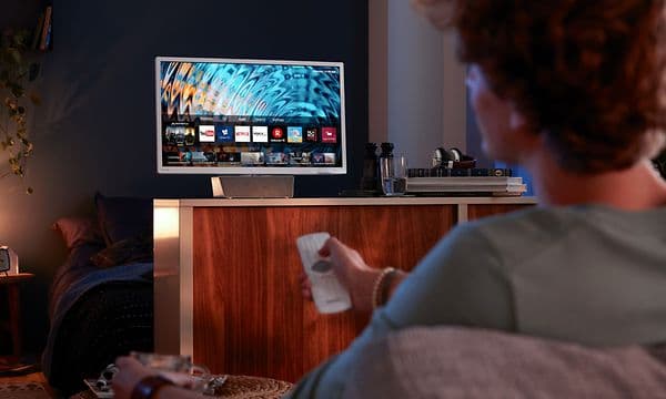 Poika katselee televisiota