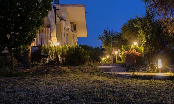 Ulkovaloja valaisemassa taloa