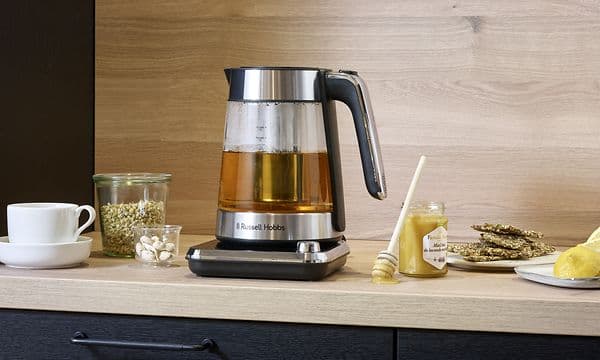 Russell Hobbs vannkoker med te som står på en kjøkkenbenk rundt frokost-matvarere