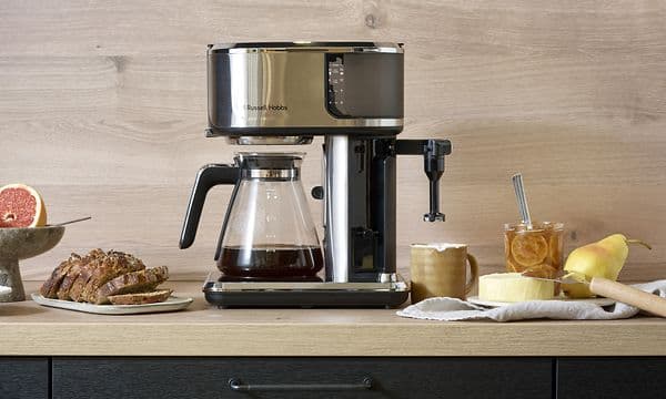 Russell Hobbs kaffetrakter på en kjøkkenbenk rundt fokost-matvarer