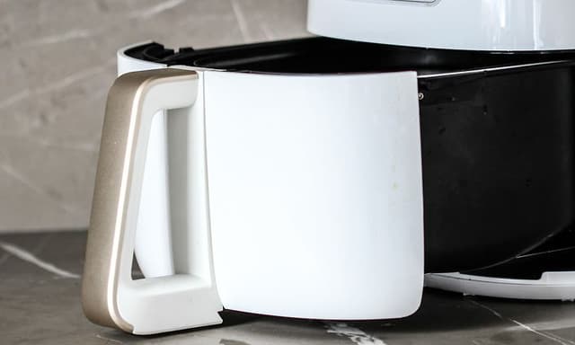 SDA - Airfryer - Close-up of an open airfryer on a kitchen table