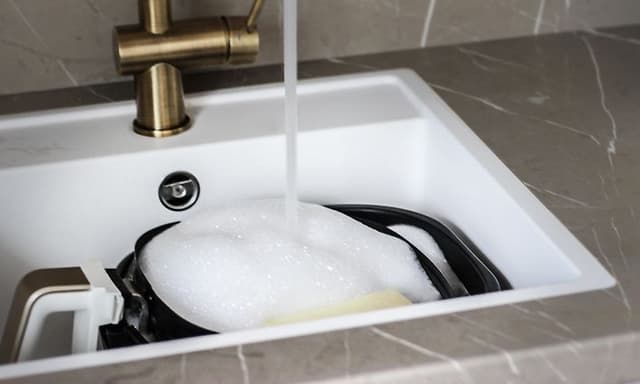 SDA - Airfryer - Airfryer in a kitchen sink