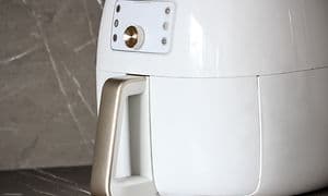 SDA - Airfryer - Close-up of a white airfryer on a kitchen table