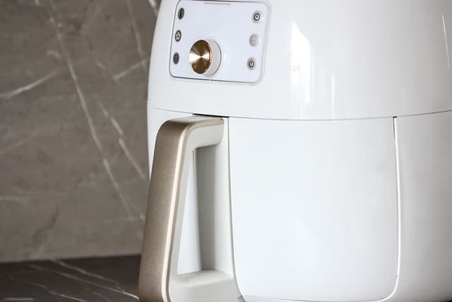 SDA - Airfryer - Close-up of a white airfryer on a kitchen table