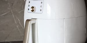 SDA - Airfryer - Close-up of a white airfryer on a kitchen table