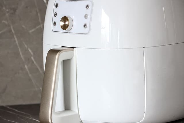 Valkoinen airfryer keittiön työtasolla