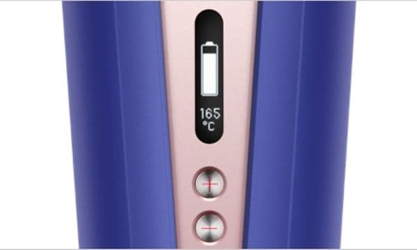 Lähikuva Dyson Corrale -suoristusraudan OLED-näytöstä