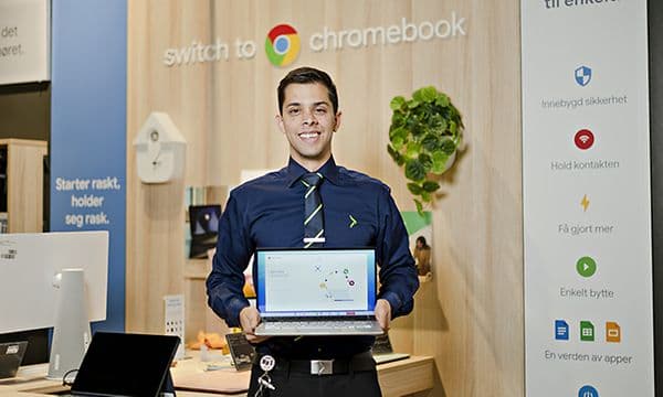 Google Chromebook i hendene på en Elkjøp-selger