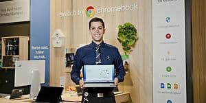 Google Chromebook i hendene på en Elkjøp-selger