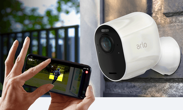Arlo utendørs overvåkningskamera og en kvinne som bruker telefonen som monitor
