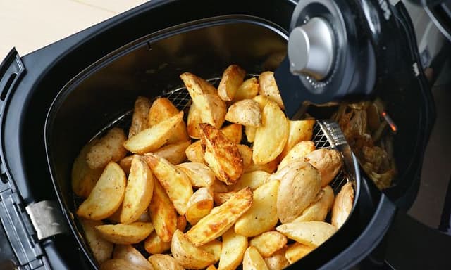 SDA - Cooking - potatisklyftor i en airfryer med öppet lock