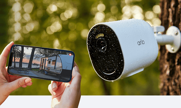 Arlo - kvinna som tittar på sin telefon