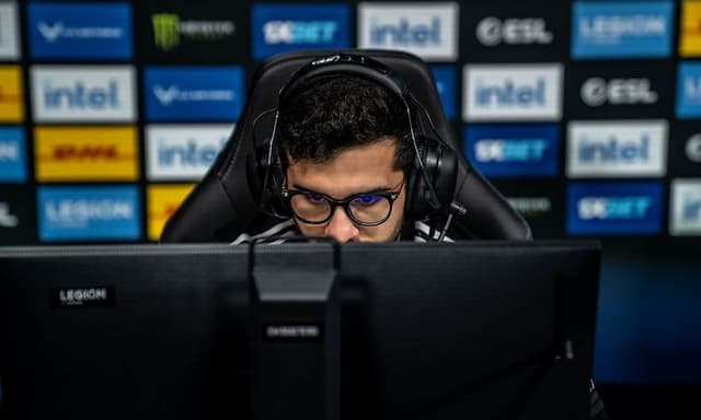 Coldzera keskittyy peliin kuulokkeet korvilla
