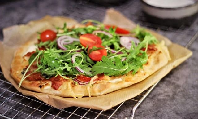 Pizza with vegetables