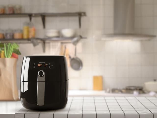 Billede af en airfryer på et køkkenbord