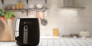Billede af en airfryer på et køkkenbord