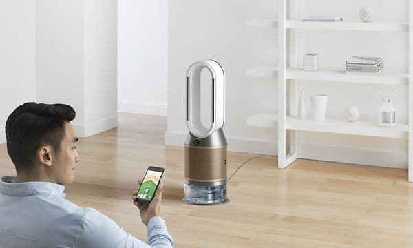 En mann som kontrollerer og overvåker luftkvaliteten med Dyson Link-appen