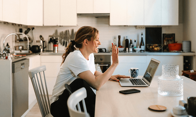 B2B - Make your home office more efficient - A smiling woman during a live call on her laptop