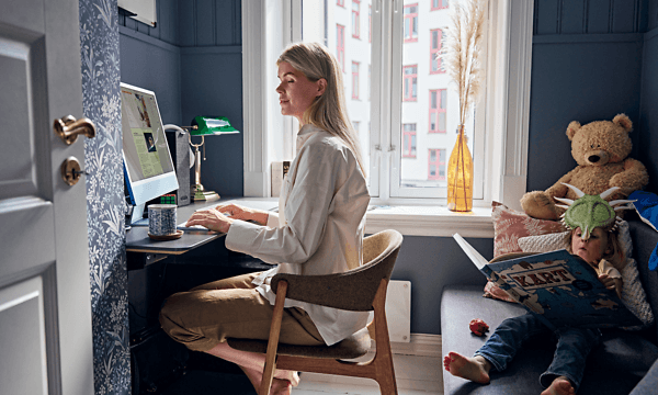 En mamma och hennes son på ett kontor