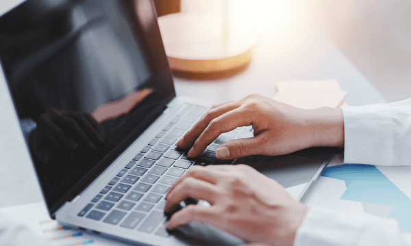 En som jobbar på kontor