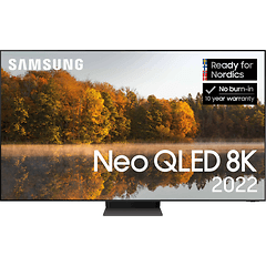 Samsung Neo QLED 8K TV, jonka näytöllä syksyinen järvimaisema ja metsää