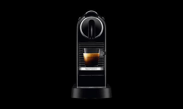 Nespresso Original kaffemaskin på svart bakgrunn