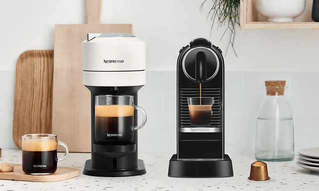 Nespresso Vertuo and Original kaffemaskiner på et bord