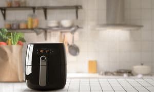 Airfryer keittiön pöydällä