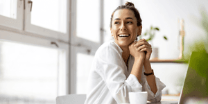 B2B - Make your home office more efficient - A smiling woman in front of her laptop Teaser 1000x500