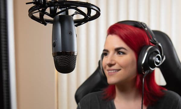 Jente streamer med en Blue Yeti Nano
