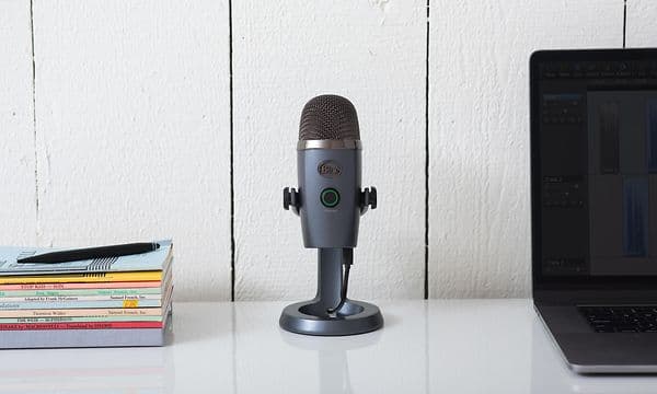 Blue Yeti Nano på et bord