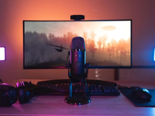 Blue Yeti X på et bord foran en skjerm