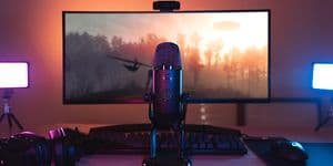 Blue Yeti X på et bord foran en skjerm