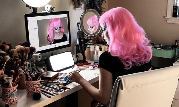 kvinne sminker seg på en stream
