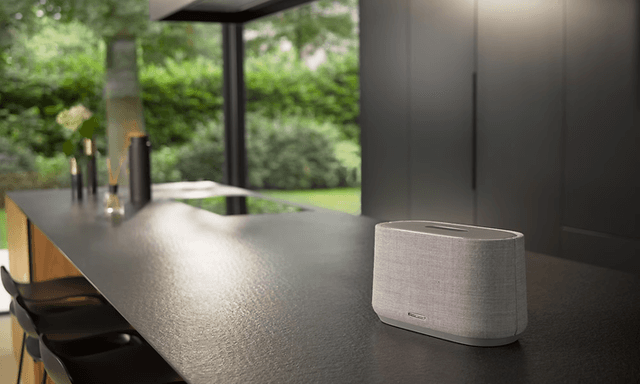 Harman Kardon -kaiutin keittiön työtasolla
