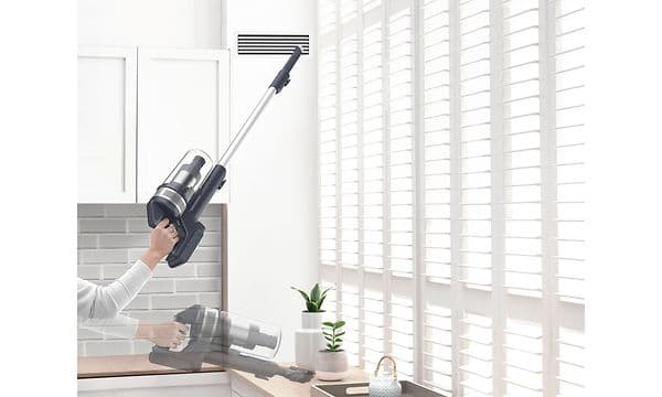 To personer som enkelt bruker Samsung Jet-støvsuger på grunn av dens lettvektige design