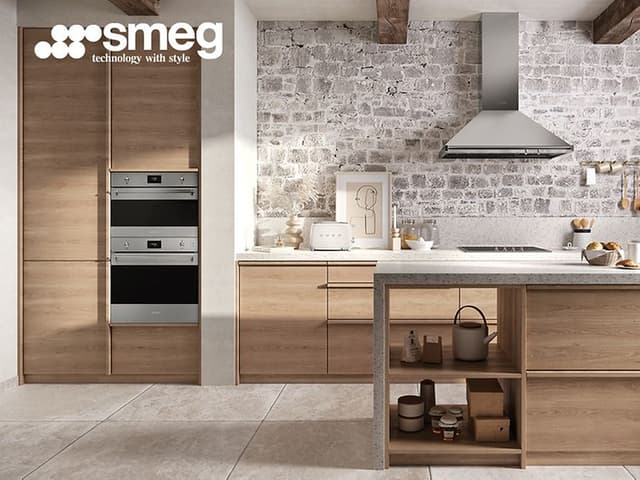 Ett kök med Smeg logotyp och text