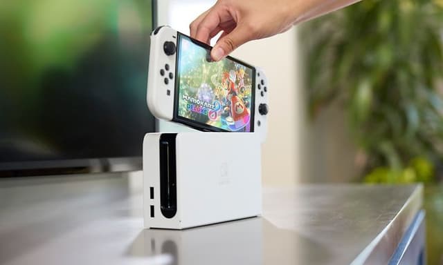 Nintendo Switch OLED sættes i holder