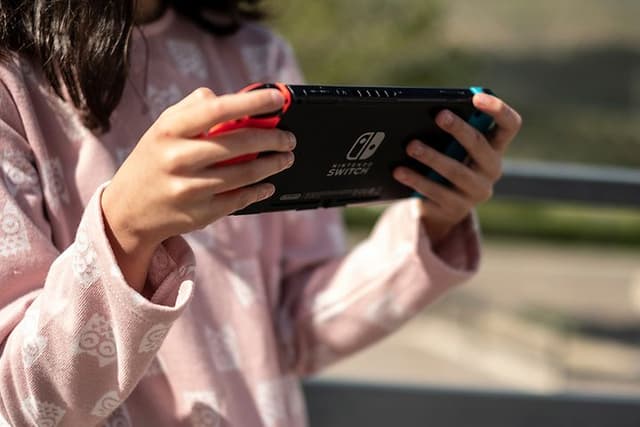 Nintendo: Jente som spiller på Nintendo Switch spillkonsoll