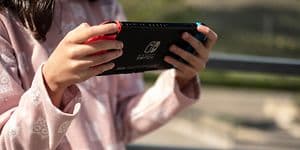 Nintendo: Jente som spiller på Nintendo Switch spillkonsoll