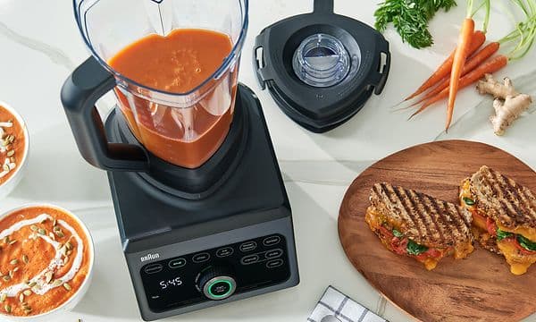 Suppe i Braun TriForce blender, to boller med suppe og toasts