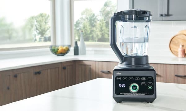 Braun TriForce Power blender med vann inni på en kjøkkenbenk