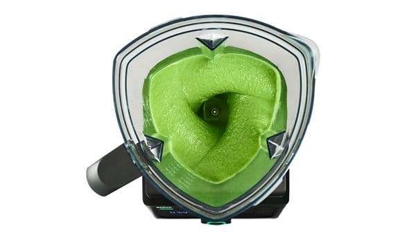 En blender med grønn smoothie sett ovenfra